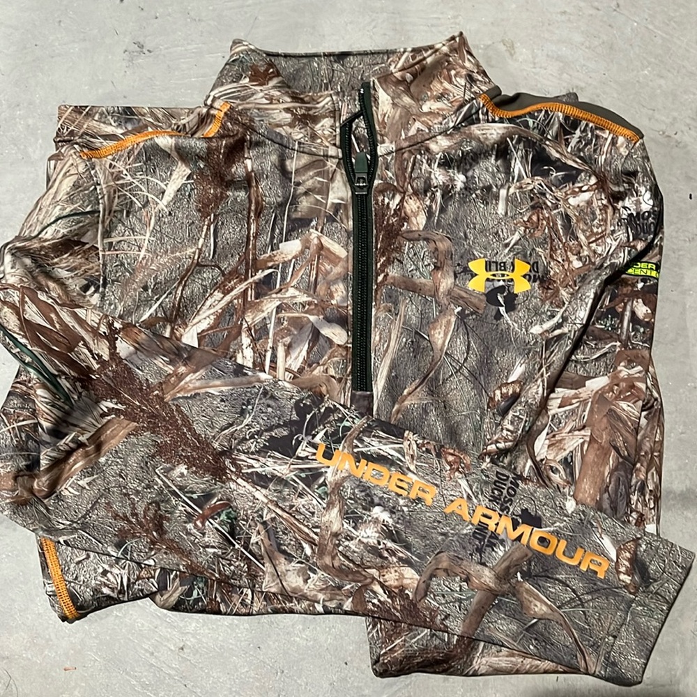 Under armour scent control long sleeve fitted quarter zip shirt.